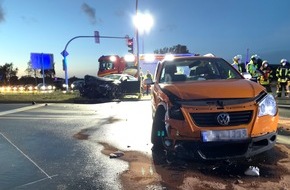 Freiwillige Feuerwehr Bad Salzuflen: FF Bad Salzuflen: Sieben Menschen bei schwerem Unfall verletzt / Bundesstraße 239 in Bad Salzuflen für mehrere Stunden gesperrt