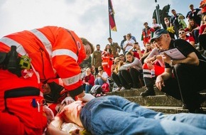 Johanniter Unfall Hilfe e.V.: Deutsches Eck in Koblenz: Blaulicht, Rettungswagen und hunderte Sanitäter