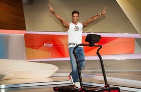 ProSieben: Für den RED NOSE DAY: Daniel Aminati wettet mit den Zuschauern: "Für 250.000 Likes moderiere ich ,taff' vom Laufband!" (BILD)