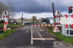 Bundespolizeiinspektion Flensburg: BPOL-FL: Lunden - Autofahrer fährt auf Bahnübergang trotz herannahendem Zug