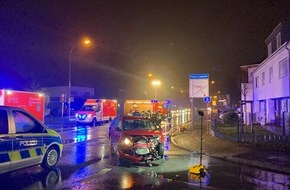 Polizei Mettmann: POL-ME: Zwei Verletzte bei Abbiegeunfall - Langenfeld - 2112141