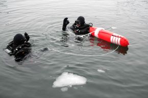 Marine - Bilder der Woche: Eisige Premiere, Erster Tauchgang im Freiwasser der angehenden Minentaucher