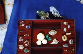 Polizeidirektion Göttingen: POL-GOE: (709/2009) Schmuck aus Kleiderschrank gestohlen - Polizei Bovenden ermittelt
