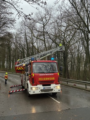 FW-Heiligenhaus: Fünf Einsätze am Freitag für die Feuerwehr Heiligenhaus