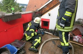 Feuerwehr der Stadt Arnsberg: FW-AR: Rauchmelder warnt Familie rechtzeitig vor Dachstuhlbrand