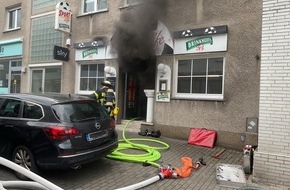 Feuerwehr Dortmund: FW-DO: K&uuml;chenbrand in Gastst&auml;tte - Rettungswagen trifft als erstes Feuerwehrfahrzeug ein - zwei Menschen erleiden bei der Rettung Rauchgasverletzungen