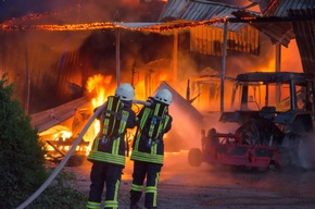 FW-RD: Großfeuer in Fockbek zerstört Lagerhalle - 70 Einsatzkräfte löschten das Feuer