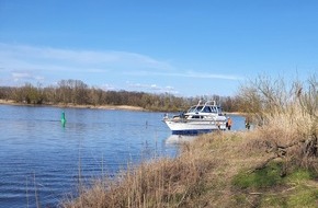 Kreisfeuerwehrverband Lüchow-Dannenberg e.V.: FW Lüchow-Dannenberg: Yacht läuft auf Elbe auf einen Buhnenkopf - keine Verletzten, kein Wassereinbruch - Feuerwehr sorgt für eine warme Nacht