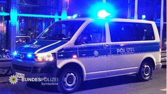 Bundespolizeidirektion München: Bundespolizeidirektion München: Bedrohung mit Messer in Regionalzug und Verwendung von Kennzeichen verfassungswidriger Organisationen / Bundespolizei sucht Zeugen