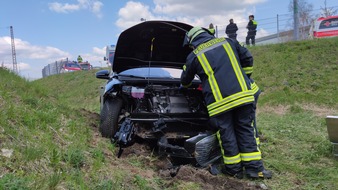 Freiwillige Feuerwehr Celle: FW Celle: PKW fährt in Regenrückhaltebecken - eCall alarmiert Rettungskräfte!