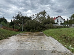 FW &Uuml;berlingen: Heftiges Unwetter fordert Feuerwehr und f&uuml;hrt zu 72 Eins&auml;tzen innerhalb kurzer Zeit / umgest&uuml;rzte B&auml;ume / vollgelaufene Keller / blockierte Fahrbahnen / abgedeckte H&auml;user