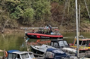 Feuerwehr Neuss: FW-NE: Segelboot festgefahren | Feuerwehr schleppt Havaristen in den Sporthafen