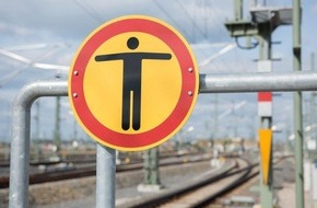 Bundespolizeiinspektion Kassel: BPOL-KS: Gleisläufer zwingen Zug zur Schnellbremsung