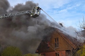 Freiwillige Feuerwehr Celle: FW Celle: Geb&auml;udebrand in Bostel - Abschlussmeldung / Gesamtbericht!