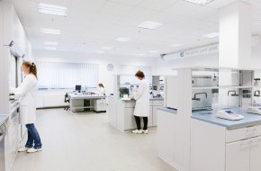 LR Health & Beauty Systems: LR investiert am Standort in Ahlen rund 1 Million Euro: Neues Forschungszentrum für über 50.000 wissenschaftliche Untersuchungen im Jahr eröffnet