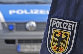 Bundespolizeidirektion München: Bundespolizeidirektion München: Scheues Rind auf Wanderschaft / Kuh bringt Fahrplan durcheinander