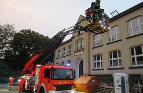 Feuerwehr Mülheim an der Ruhr: FW-MH: Brand im Dach einer ehemaligen Schule