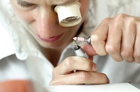 NOMOS Glash&uuml;tte: NOMOS-Einblicke: Hochglanz aus Glash&uuml;tte