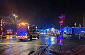 Feuerwehr Neuss: FW-NE: Verkehrsunfall zwischen Straßenbahn und LKW | Zehn Personen verletzt