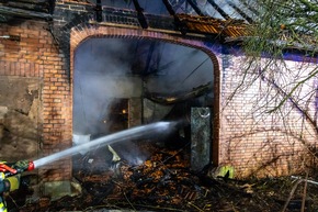 FW Porta Westfalica: 11.03.2025 - Möllbergen: Erneuter Großbrand am Uffelner Weg