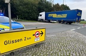 Polizeiinspektion Nienburg / Schaumburg: POL-NI: Festgefahrener Sattelzug blockiert Kreisstraße