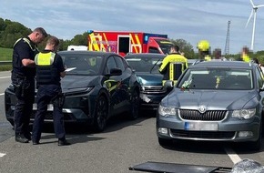 Polizei Bielefeld: POL-BI: Solarpanel verloren: Auffahrunfall mit f&uuml;nf beteiligten Fahrzeugen auf der A2
