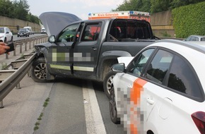 Polizei Bielefeld: POL-BI: Unfall nach Fahrstreifenwechsel: Fahrer flüchtig