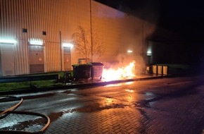 Freiwillige Feuerwehr Gemeinde Schiffdorf: FFW Schiffdorf: Mülltonnen hinter Modegeschäft stehen in Flammen - Aufmerksame Passanten alarmieren die Feuerwehr