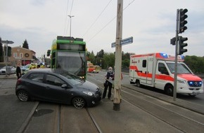 Feuerwehr Mülheim an der Ruhr: FW-MH: Verkehrsunfall einer Straßenbahn mit PKW