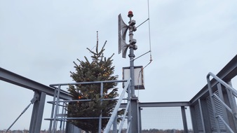 Freiwillige Feuerwehr Celle: FW Celle: Weihnachtsbaum leuchtet über Celle - Übungsturm der Celler Feuerwehr wurde zum Christbaumständer!