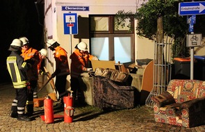 Polizeiinspektion Hameln-Pyrmont/Holzminden: POL-HM: Zwei Brände in der Nacht - Polizei ermittelt wegen Brandstiftung - vier Jugendliche als Zeugen gesucht
