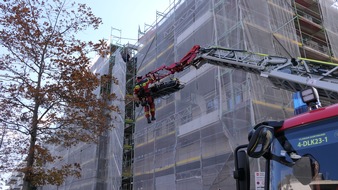 Feuerwehr Dortmund: FW-DO: 11.10.2022 - TECHNISCHE HILFELEISTUNG IN HÖRDE Arbeitsunfall auf einer Baustelle
