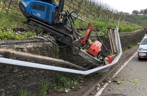 Polizeidirektion Trier: POL-PDTR: Raupe im Weinberg abgestürzt. Fahrer verletzt