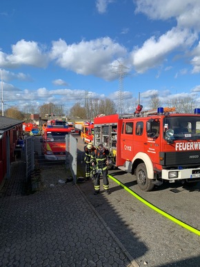 POL-STD: Mercedes SUV in Buxtehude entwendet, Großalarm für die Feuerwehr in Stade - Hallendach mit Photovoltaikanlage in Brand geraten, Horneburger Polizei sucht Unfallzeugen
