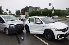 Kreispolizeibehörde Herford: POL-HF: Zusammenstoß im Kreuzungsbereich- Zwei Beteiligte ins Krankenhaus