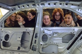 Ford-Werke GmbH: Ford und Fachhochschule Köln setzen "Try Ing"-Initiative für
Schülerinnen fort