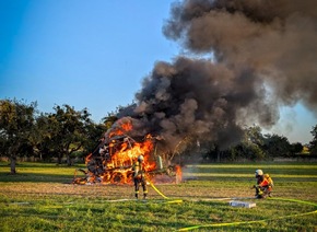 KFV Bodenseekreis: Ballenpresse in Vollbrand in Hefigkofen