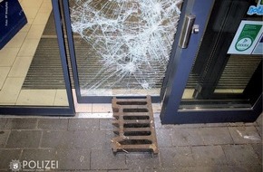 Polizeipräsidium Westpfalz: POL-PPWP: Supermarkt-Tür mit Gullydeckel demoliert