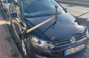 Kreispolizeibeh&ouml;rde Soest: POL-SO: Spitzhacke in der Motorhaube - Polizei sucht Zeugen