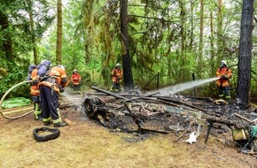 Kreisfeuerwehrverband Calw e.V.: KFV-CW: Wohnwagenbrand im Wald fordert keine Opfer