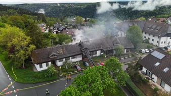 Kreisfeuerwehrverband Calw e.V.: KFV-CW: Dachstuhlbrand in Bad Liebenzell-Monakam Feuerwehren bekämpfen Flammen in asbesthaltiger Bausubstanz