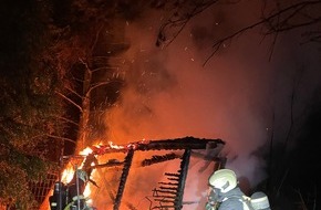 Feuerwehr Dinslaken: FW Dinslaken: Feuer zerst&ouml;rt zwei Gartenlauben