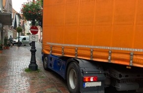 Polizeiinspektion Wilhelmshaven/Friesland: POL-WHV: LKW sorgt für Chaos auf dem Kirchplatz