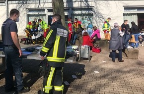 Feuerwehr Bochum: FW-BO: Pfefferspray an Gesamtschule versprüht - Fünf Teenager mussten durch den Rettungsdienst in Krankenhäuser transportiert werden