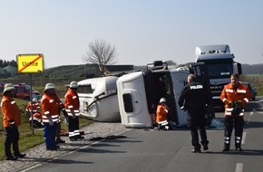 Polizeiinspektion Nienburg / Schaumburg: POL-NI: Gülle-Transporter umgekippt - Fahrzeugführer verletzt
