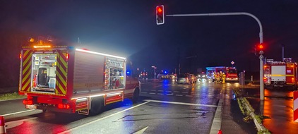 Feuerwehr Grevenbroich: FW Grevenbroich: Fünf Verletzte nach Unfall zwischen Bus und drei PKW / Schulbus kappt Straßenbaum und landet im Acker, B477 komplett gesperrt