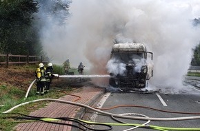 Feuerwehr Schermbeck: FW-Schermbeck: Sattelzugmaschine brannte in voller Ausdehnung