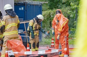 Feuerwehr Bergisch Gladbach: FW-GL: Ammoniakaustritt in Nebengeb&auml;ude des Evangelischen Krankenhauses - Feuerwehr Bergisch Gladbach im Gefahrstoffeinsatz