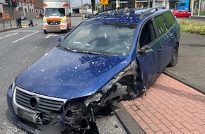 Polizei Duisburg: POL-DU: Wanheimerort: Autoreifen platzt - Kollision mit Haltestelle