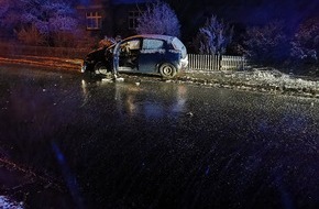 Polizeiinspektion Celle: POL-CE: Autofahrer flüchtet vor der Polizei und verunfallt in Oppershausen